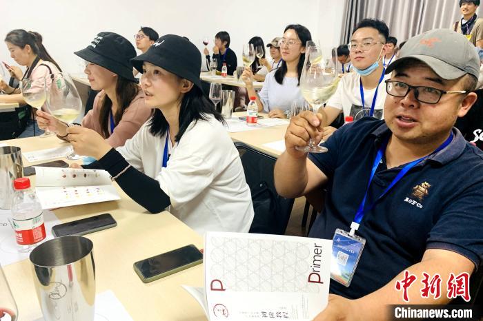 全国市场经销商及50余家媒体记者在贺兰山东麓葡萄酒教育学院上学习葡萄酒品鉴。　王帅 摄