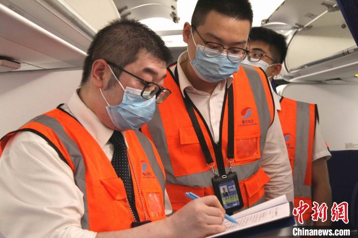 图为重庆航空组建了专业队伍，安排专人全流程跟踪对接。　朱虹 摄