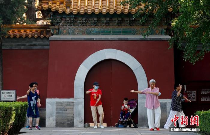 资料图：7月20日，市民在北京景山公园晨练。 /p中新社记者 杜洋 摄