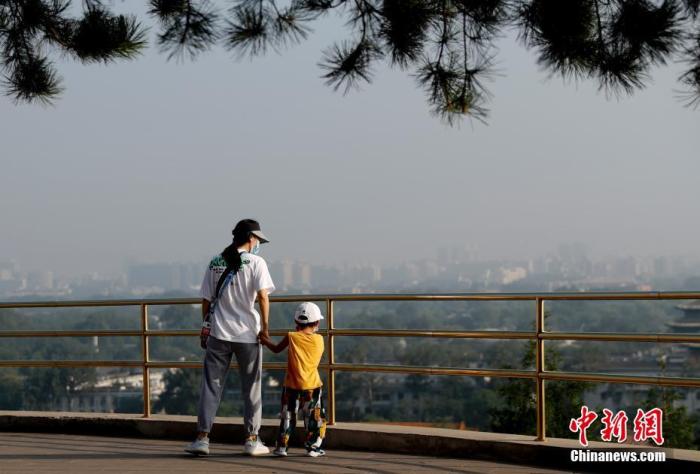 资料图：7月20日，游客在北京景山公园游览。 /p中新社记者 杜洋 摄