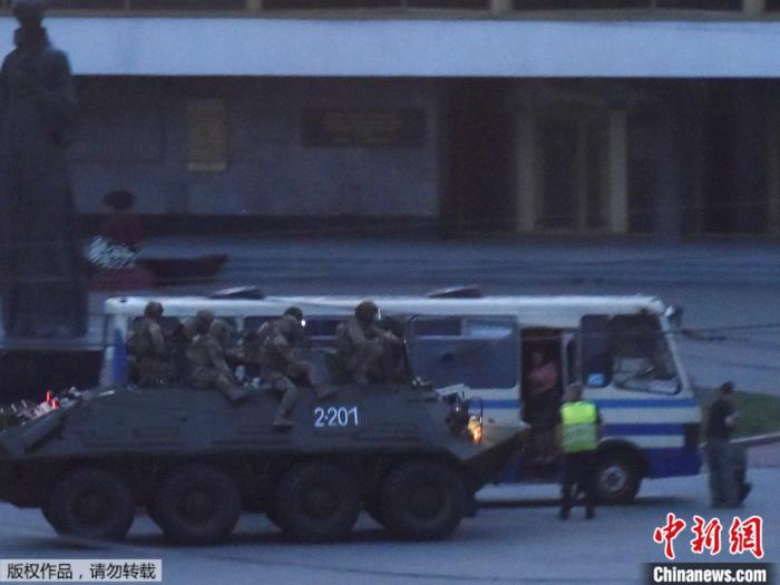 当地时间7月21日，乌克兰卢茨克，特种部队包围公交车劫持案现场。
