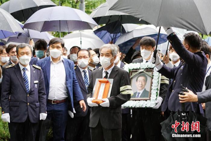 7月13日，已故首尔市市长朴元淳出殡、举行遗体告别仪式。图为朴元淳亲属、工作人员等护送遗像至遗体告别仪式现场。 /p中新社记者 曾鼐 摄