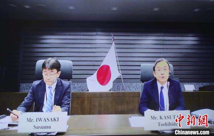 日本特许厅长官糟谷敏秀(右)出席会议。(中国国家知识产权局 供图)