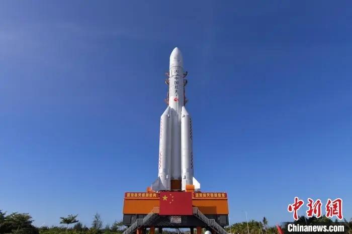 长征五号遥四运载火箭7月17日垂直转运至中国文昌航天发射场发射区。张高翔 摄